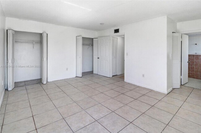 Building Photo - 11905 NE 2nd Ave