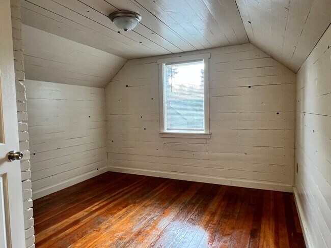 Building Photo - 1321 Tamarack St
