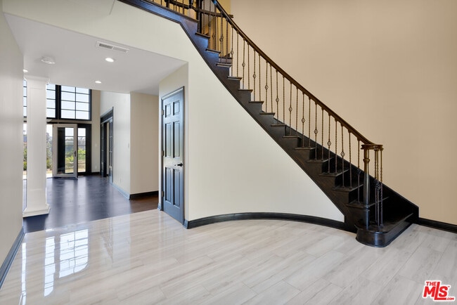 Building Photo - 1036 El Medio Ave