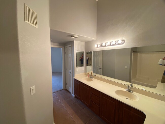 Building Photo - MOVE IN SPECIAL! Beautiful 2 Bedroom 2 Bat...