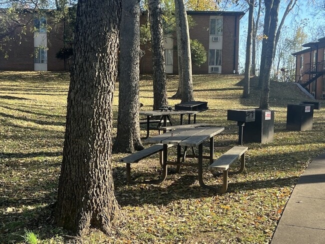 Building Photo - 2601 Hillsboro Pike