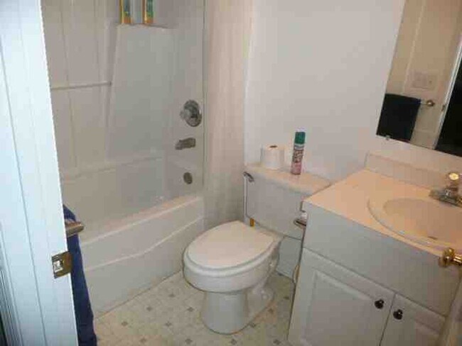 Building Photo - IDYLWILD LANE- 4 Bed/4.5 Bath Single Famil...