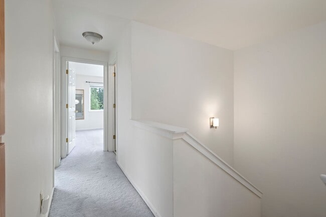 Building Photo - 3 Bedroom and 2.5 Bath Townhouse