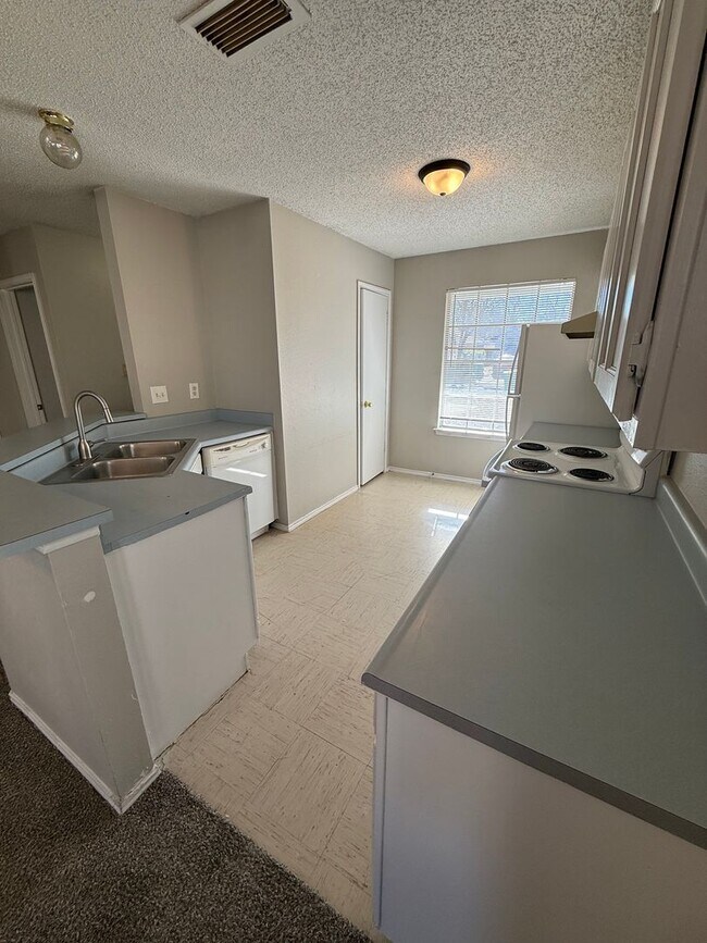 Building Photo - Convenient 2/2 with Garage Just Moments from Randolph AFB- Pets Welcomed