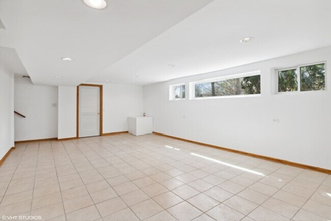 Building Photo - 403 E Lake Ave