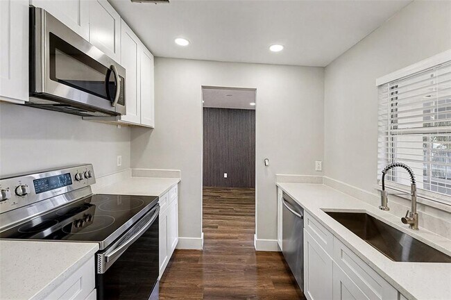 Building Photo - 2169 Dell Ave