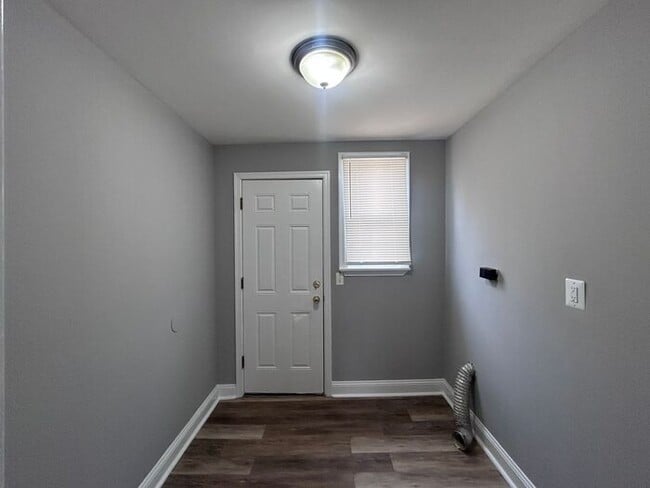 Building Photo - 1 Bedroom Plus Den HOUSE