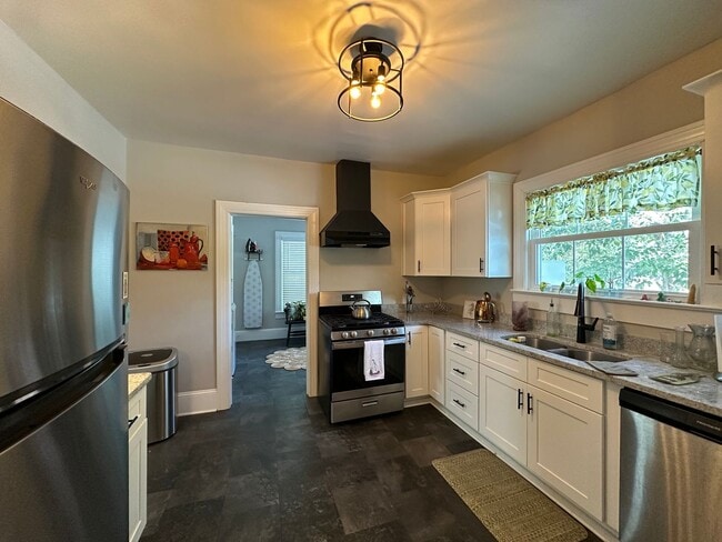 Building Photo - Fully Furnished 3 Bed 2 Bath Home