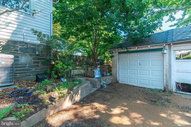 Building Photo - 2929 Oakford Rd