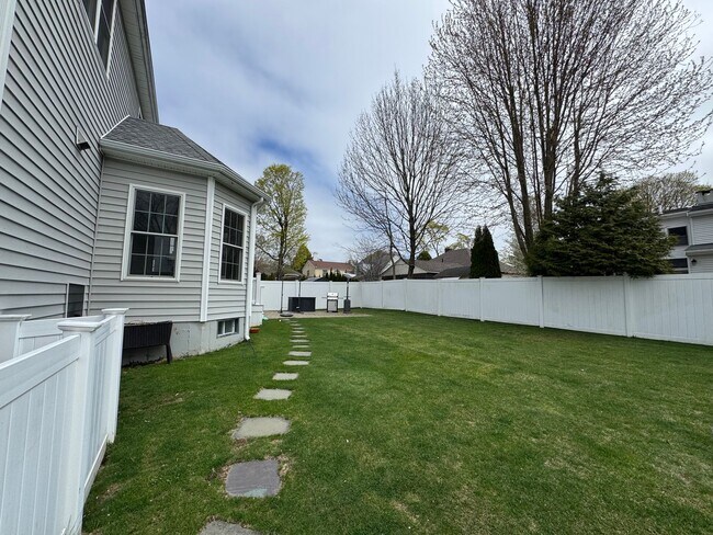 Building Photo - Waltham 3 bed 2.5 Bath