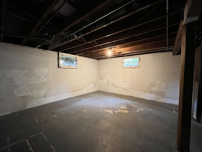 Building Photo - Charming 4-Bedroom Portland Home with Spac...