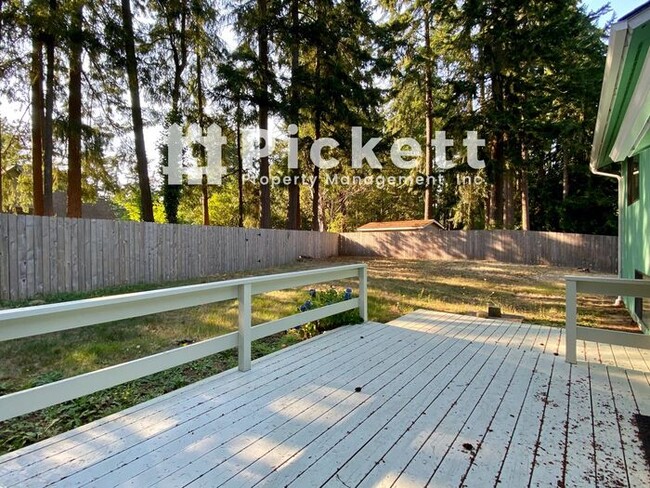 Building Photo - Lovely 3 Bed Island Lake Tri-level