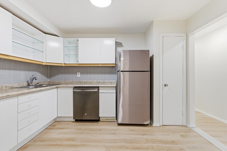 Building Photo - 491 College Dr