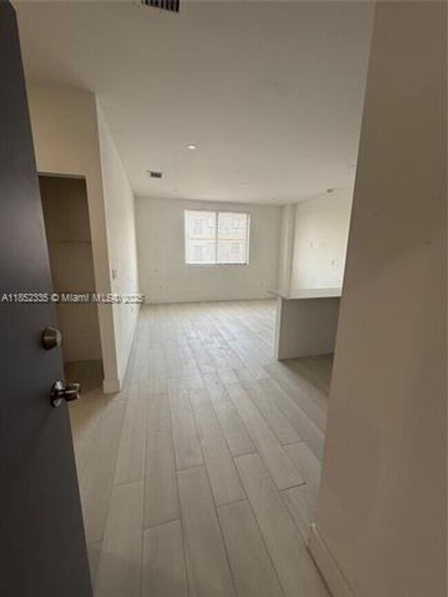 Building Photo - 1091 E 17th St