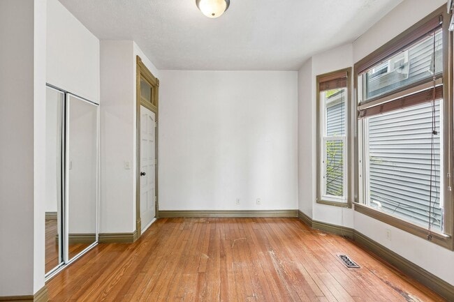 Building Photo - 2 Bedroom In Field Club!!