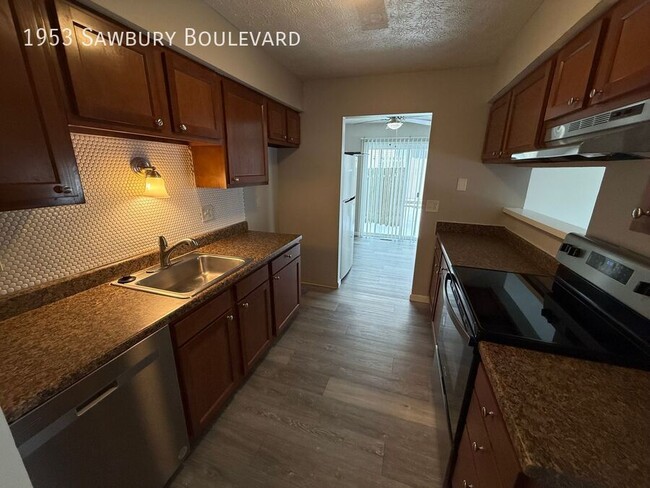 Building Photo - Recently Updated Beautiful Town Home in Wo...