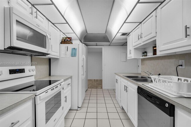 Building Photo - 1121 Crandon Blvd