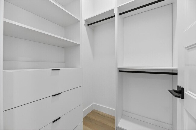 Building Photo - 2335 Oak Terrace