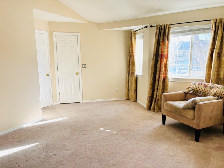 Master Bedroom - 5958 Gunbarrel Ave