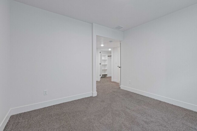 Building Photo - B532AG
