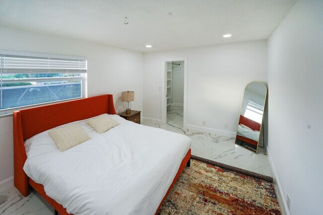 Building Photo - 651 NW 42nd Ave