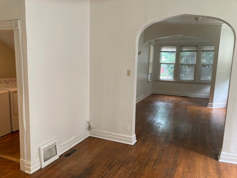 Living/Dining Area - 1825 W Addison St