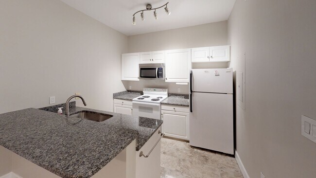 Building Photo - University Towers- 3 bedroom/ 2 bath Apart...