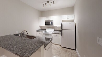 Building Photo - 3 bedroom/ 2 bath at University Towers - R...