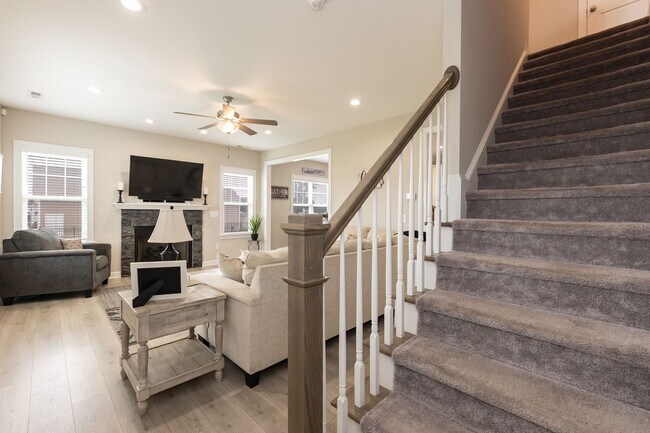 Building Photo - Three Bedroom Home!