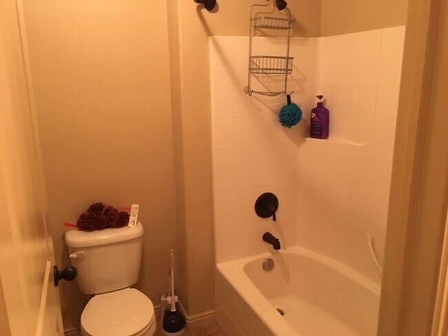 Building Photo - Roomy townhome