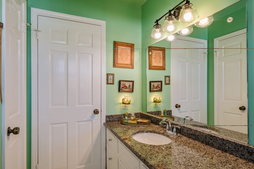 Hall bath - 510 Hemingway Dr
