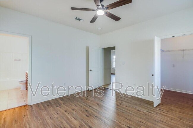 Building Photo - 18496 Devin Ct