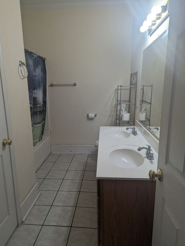 Building Photo - Huge Two+ Bedroom/Two Full Bath Apartment ...