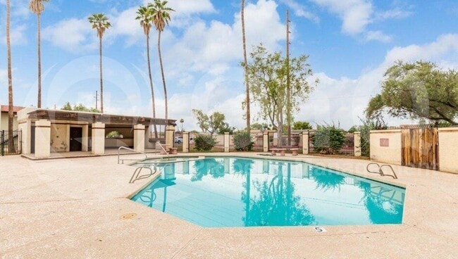 Primary Photo - 2121 W Union Hills Dr