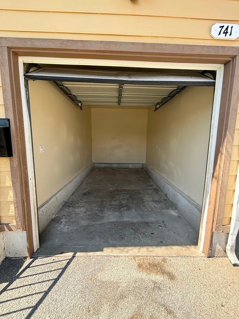 Building Photo - 739 E 79th St