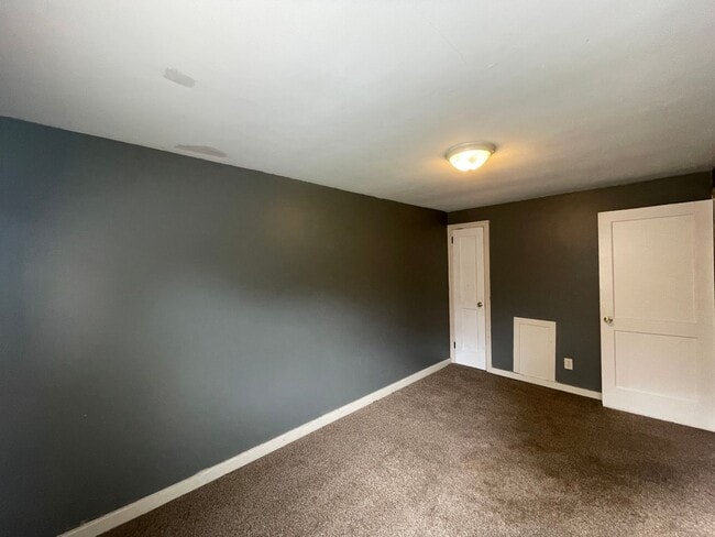 Building Photo - 3 Bedroom Single Family Home in Harrisburg!