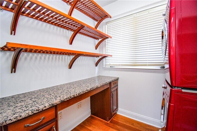 Building Photo - 4 Prichard Way NE