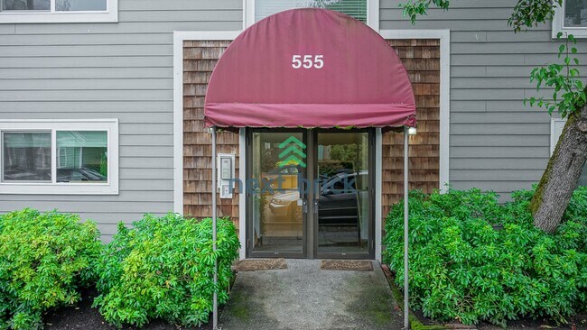 Building Photo - Exceptional 2Bed/2 Bath Uptown/Queen Anne condominium.