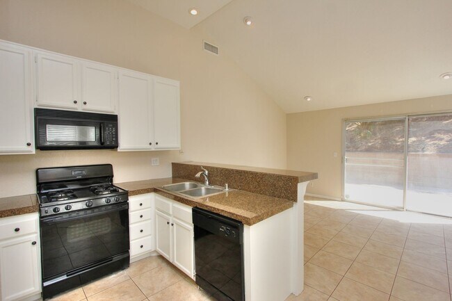 Building Photo - Spacious 3 Bedroom, 2 Bath Home in Beautiful Lake Elsinore!
