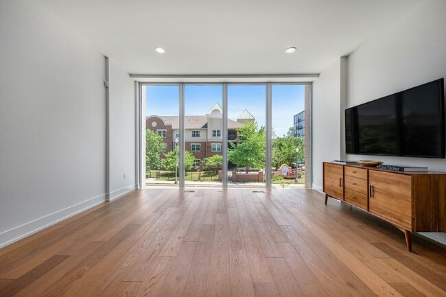 Building Photo - 2805 Brush St