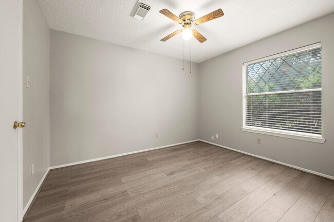 Building Photo - 302 Foxtail Ct