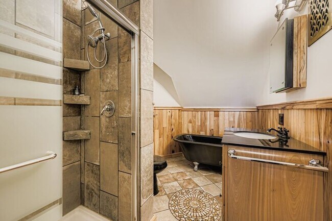 Building Photo - 515 W San Miguel St