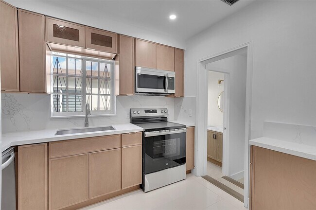 Building Photo - 330-348 SW 48th Ave