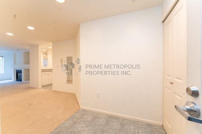 Building Photo - 4343 Roosevelt Way NE