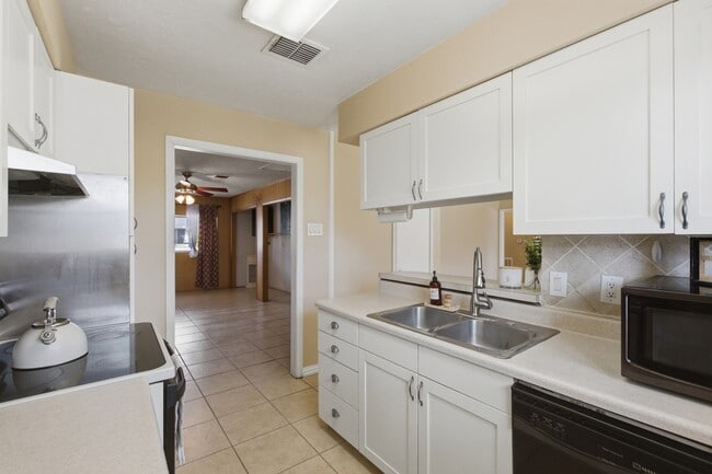 Building Photo - 13627 Greenway Dr