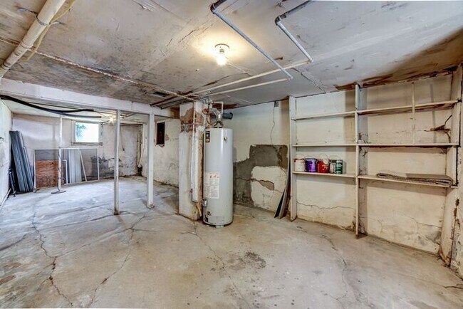 Building Photo - 2/1 Bright and Cheery Home Right Off Downtown!