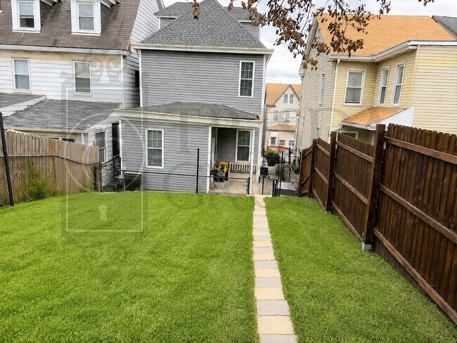 Building Photo - Avail Sept 1: Mt Washington Single Family Home w/ FENCED YARD, Off Street Parking, AC, Laundry, D...