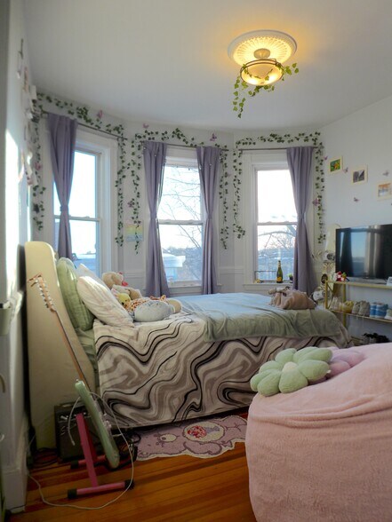 Building Photo - 19 Bucknam St