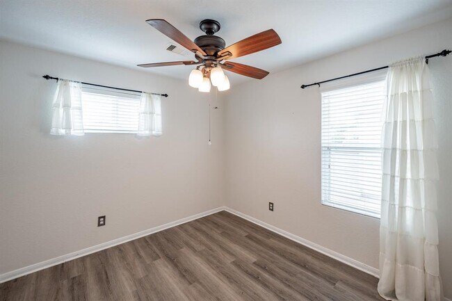 Building Photo - 9917 Kingfisher Dr
