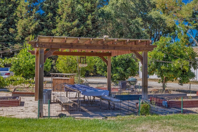 Building Photo - 53953 S River Rd